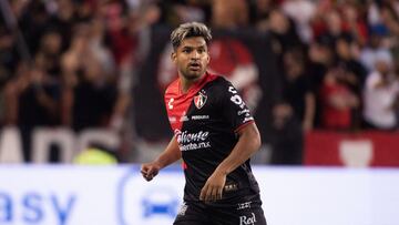 Eduardo Aguirre durante un partido con los Rojinegros del Atlas.