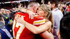 Las Vegas (United States), 12/02/2024.- Kansas City Chiefs tight end Travis Kelce (L) embraces US singer Taylor Swift following the Chiefs victory over the 49ers in the overtime of Super Bowl LVIII between the Kansas City Chiefs and the San Fransisco 49ers at Allegiant Stadium in Las Vegas, Nevada, USA, 11 February 2024. The Super Bowl is the annual championship game of the NFL between the AFC Champion and the NFC Champion and has been held every year since 1967. EFE/EPA/JOHN G. MABANGLO

