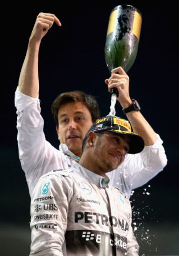 El piloto británico de Mercedes-AMG Lewis Hamilton gana el GP de Abu Dhabi en el circuito de Yas Marina y se proclama por segunda vez  campeón del mundo de Fórmula Uno.