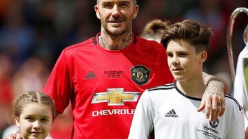 La familia de Beckham le arropa en su triunfal regreso al Old Trafford