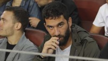 Arda Turan, en la grada del Camp Nou sin poder jugar.
