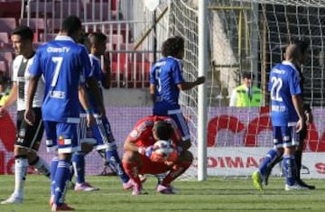 Johnny Herrera en cuclillas, y lamentándose tras el cobro del juez Gamboa a favor de Colo Colo, tras mano de Mathías Corujo en el área. Por cuarto partido consecutivo, Universidad de Chile perdió el superclásico frente a los albos.