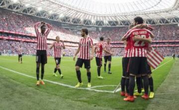 Los jugadores celebran el 1-1 de Aduriz. 