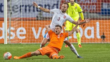 Klaas Jan-Huntelaar of the Netherlands fights for the ball with Michal Kadlec of Czech Republic during their Euro 2016 group A qualifying soccer match in Amsterdam, Netherlands October 13, 2015.  REUTERS/Toussaint Kluiters/United Photos  