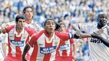 <b>CONCIENCIADO. </b>Acasiete pugna con Lass en el pasado partido que el Almería jugó en el Bernabéu con el brazalete de capitán.