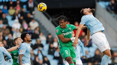 Vigo (Pontevedra), 08/03/2025.- El delantero del Celta de Vigo Borja Iglesias (d), y el defensa del Leganés Renato Tapia, durante el partido de la jornada 27 de LaLiga celebrado en el estadio Balaídos de Vigo. EFE/Salvador Sas