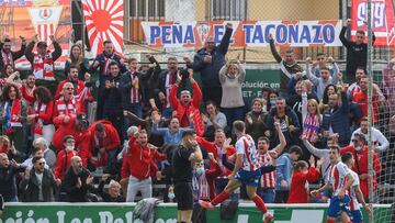 Rafa Tresaco cdlebra el 0-2 ante sus aficionados.