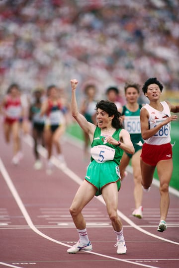 Hassiba Boulmerka (10 de julio de 1968, Constantina, Argelia) es una de las atletas más importantes de la historia y un símbolo del deporte africano. Su oro en el Mundial de atletismo de Tokio en 1991 fue el primero de una atleta de ese continente y su triunfo en los Juegos de Barcelona 92, el primero de la historia de Argelia. Pero sus logros no fueron suficientes para que fundamentalistas de su país la despreciaran y hasta la amenazaran de muerte. La razón: competía con la cabeza sin cubrir y vistiendo pantalón corto, lo que la colocó en el punto de mira de radicales religiosos, que la acusaban de no ser musulmana. Significó una revolución para las atletas musulmanas, aunque eso también conllevara que tuviera que ser protegida allá donde competía por miedo a atentados. Está ligada al Comité Olímpico Internacional, organismo en el que ha participado comisiones de Deporte y Mujer para África y atletas árabes. Un símbolo de igualdad y de la liberación de la mujer, una atleta cuyo ejemplo traspasó las fronteras del deporte.