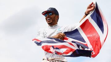 Lewis Hamilton, con una bandera inglesa, durante el GP Gran Bretaña.