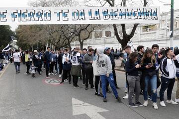 El entrenador argentino volvió al fútbol de su país como nuevo entrenador de Gimnasia La Plata. Los aficionados le aclamaron en el Estadio Juan Carmelo Zerillo.