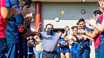 Paco López toca la fibra al grupo con el regreso de Paco Fenollosa