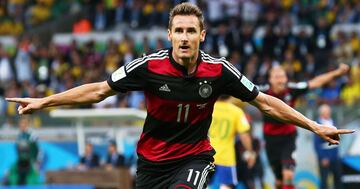 Otro de sus compañeros en el Bayern Múnich fue el alemán Miroslav Klose con quien compartió 176 minutos en siete partidos. En el encuentro donde más participación tuvieron juntos fue frente al Hertha Berlin.