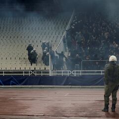 Las impactantes imágenes de los incidentes provocados por los aficionados del AEK