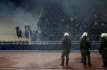 Durante los altercados de algunos aficionados del AEK la policia tuvo que intervenir. Los griegos asaltaron al campo y lanzaron bengalas a los seguidores del conjunto holandés.