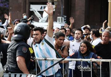 Los seguidores de Diego Maradona discuten con la policía antes de entrar a la Casa de Gobierno para rendir homenaje a la leyenda del fútbol Diego Armando Maradona 