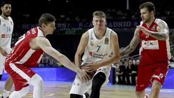 GRA084. MADRID. 24/10/2017.- El jugadore del Real Madrid Micov V.(c) pelea un balón entre los jugadores del Armani Exchange Milano Gudaitis(i) y Doncic(d) durante el partido de Euroleague que se disputa en el Pacio de Los Deportes de Madrid.EFE/Kiko Huesca
