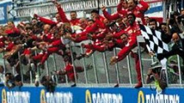 <b>EL MEJOR HOMENAJE.</b> Lágrimas en el escalón más alto del podio de Michael Schumacher en recuerdo de su madre, el alemán quiso estar en la carrera y lo dio todo por dedicarle el triunfo.