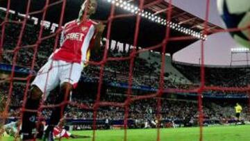 <b>SUPERADO. </b>Konko lamenta cómo entra la pelota en la portería del Sevilla en uno de los goles del Sporting de Braga.
