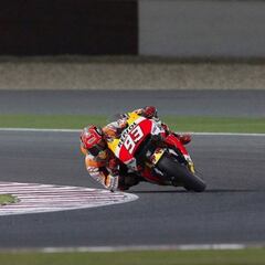 Márquez estrena con caída el carenado de las alas camufladas