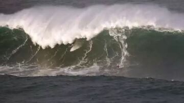 Un surfista surfea la ola gigante de O Porti&ntilde;o (A Coru&ntilde;a, Galicia, Espa&ntilde;a) durante la marejada del hurac&aacute;n Epsilon en octubre del 2020. 