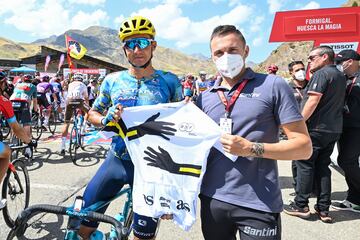 La salida en Formigal con el maillot solidario de la etapa, Andrey Zeits.