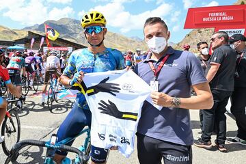 La salida en Formigal con el maillot solidario de la etapa, Andrey Zeits.