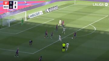 Pasó por alto y fue alucinante: Pedri y cómo triturar a tres rivales en una baldosa dentro de tu área