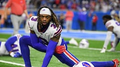 El jugador de los Buffalo Bills, Damar Hamlin, calienta antes de un partido contra los Detroit Lions en el Ford Field.