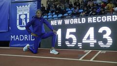 Yulimar Rojas posa junto a su registro de 15,43, nuevo r&eacute;cord mundial de triple salto en pista cubierta.