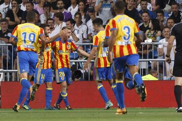 1-1. Carlos Soler celebró el gol del empate.