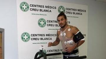 <b>EN PLENA FORMA. </b>Dani Osvaldo pasó ayer la revisión médica de principio de pretemporada en la Clínica Creu Blanca.