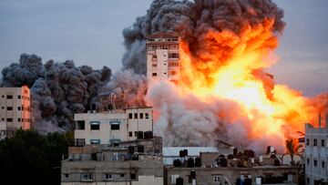 Smoke and flames billow after Israeli forces struck a high-rise tower in Gaza City, October 7, 2023. REUTERS/Ashraf Amra  NO RESALES. NO ARCHIVES