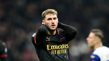 Soccer Football - Serie A - AC Milan v Hellas Verona - San Siro, Milan, Italy - February 15, 2025 AC Milan's Santiago Gimenez reacts REUTERS/Daniele Mascolo