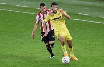 Pedraza traslada el balón ante Berenguer. /Getty