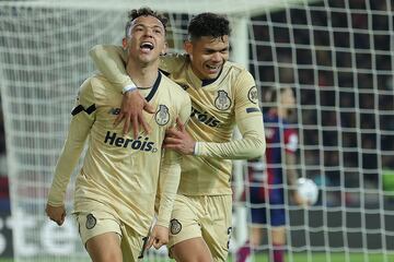 Pepe, delantero brasileño del Oporto celebrando con el delantero brasileño del Oporto,  Evanilson Barbosa, después de marcar el primer gol de su equipo.