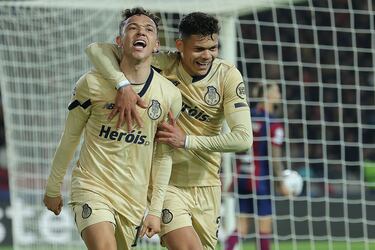 Pepe, delantero brasileño del Oporto celebrando con el delantero brasileño del Oporto,  Evanilson Barbosa, después de marcar el primer gol de su equipo.