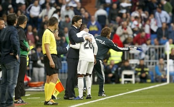 El jugador del Real Madrid Vinicius celebra con el entrenador Santiago Solari el 1-0.