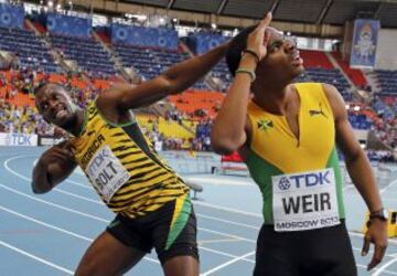 Usain Bolt y su compatriota Warren Weir tras hacer primero y segundo en 200m.