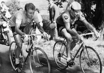 Poulidor tuvo en Anquetil a su gran rival generacional. Anquetil, dos años mayor que Poulidor, ganó un Tour con 23 años y encontró en Poulidor a un más que digno rival. Su rivalidad marcó una época en la que Anquetil fue el claro vencedor. En la imagen ambos pugnan duramente en el Tour de 1964.