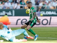 SEVILLA, 04/04/2026.- El delantero del Betis Aitor Ruibal (d) en un mano a mano ante el portero del Espanyol Marko Dmitrovic durante el encuentro correspondiente a la jornada 30 de Laliga EA Sports que disputan este sábado Real Betis y RCD Espanyol en el estadio de La Cartuja, en Sevilla. EFE / Julio Muñoz