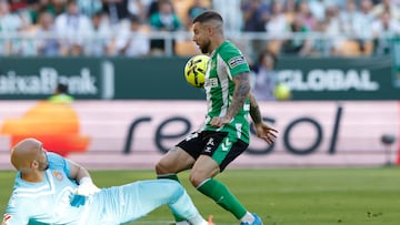 SEVILLA, 04/04/2026.- El delantero del Betis Aitor Ruibal (d) en un mano a mano ante el portero del Espanyol Marko Dmitrovic durante el encuentro correspondiente a la jornada 30 de Laliga EA Sports que disputan este sábado Real Betis y RCD Espanyol en el estadio de La Cartuja, en Sevilla. EFE / Julio Muñoz