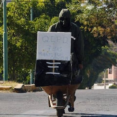 La familia de un muerto por coronavirus bloquea una calle con el ataúd para exigir su entierro