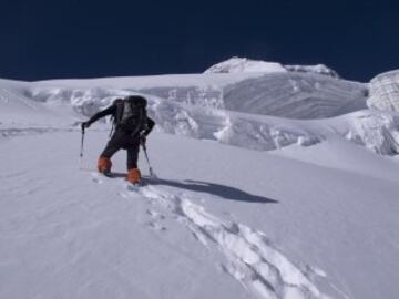 Carlos Soria asciende durante la Expedición al Dhaulagiri en 2011.