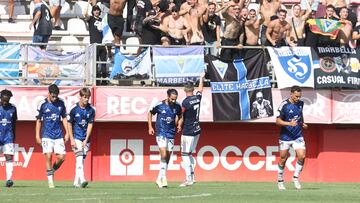 José Callejón celebrando el 1-3 junto a la afición del Marbella que estaba en el Nuevo Mirador.