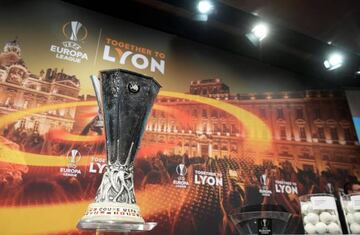 The Europa League trophy is displayed prior to the draw for the round of 32 of the UEFA Europa League football tournament at the UEFA headquarters in Nyon on December 11, 2017. / AFP PHOTO / Fabrice COFFRINI