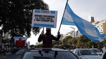 People take part in a protest against a judicial reform bill announced by the government, in front of the Obelisk in Buenos Aires, on August 1, 2020, during the COVID-9 pademic. - Argentina&#039;s government opposition fierly criticised the reform bill on grounds that it would grant impunity to former government officials facing corruption allegations, including now vice president Cristina Fernandez de Kirchner. (Photo by ALEJANDRO PAGNI / AFP)