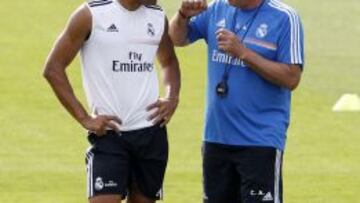 Casemiro hablando de aspectos tácticos con Ancelotti.