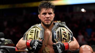 Henry Cejudo celebra su victoria en el UFC 238.