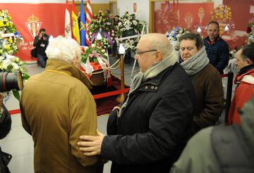 Seguidores en la capilla ardiente de Quini.