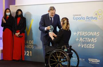 Eva Moral, bronce en los últimos Juegos Paralí­mpicos en Tokyo, recoge el premio de manos de Jaime Lissavetzky, presidente de la Fundación España Activa.